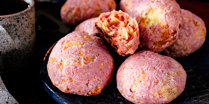 Pao de queijo com beterraba 2